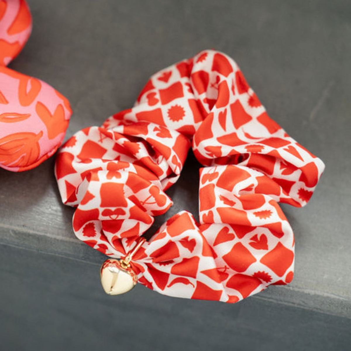 Chouchou à carreaux rouge et blanc pendentif cœur