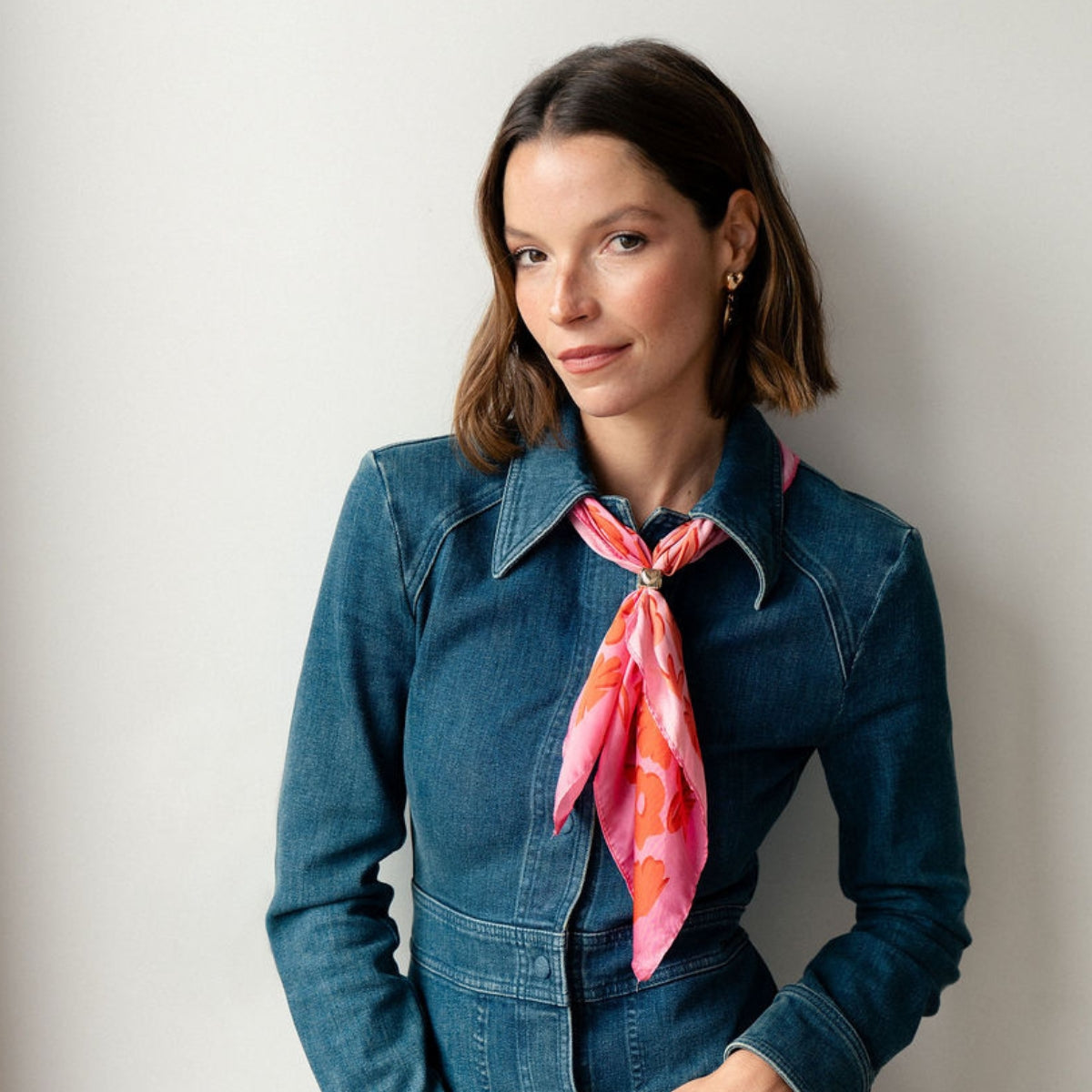 Collier foulard imprimé rose et rouge avec bague