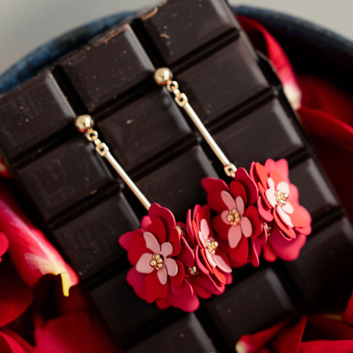 Boucles d’oreilles longues tige 3 fleurs fuchsia