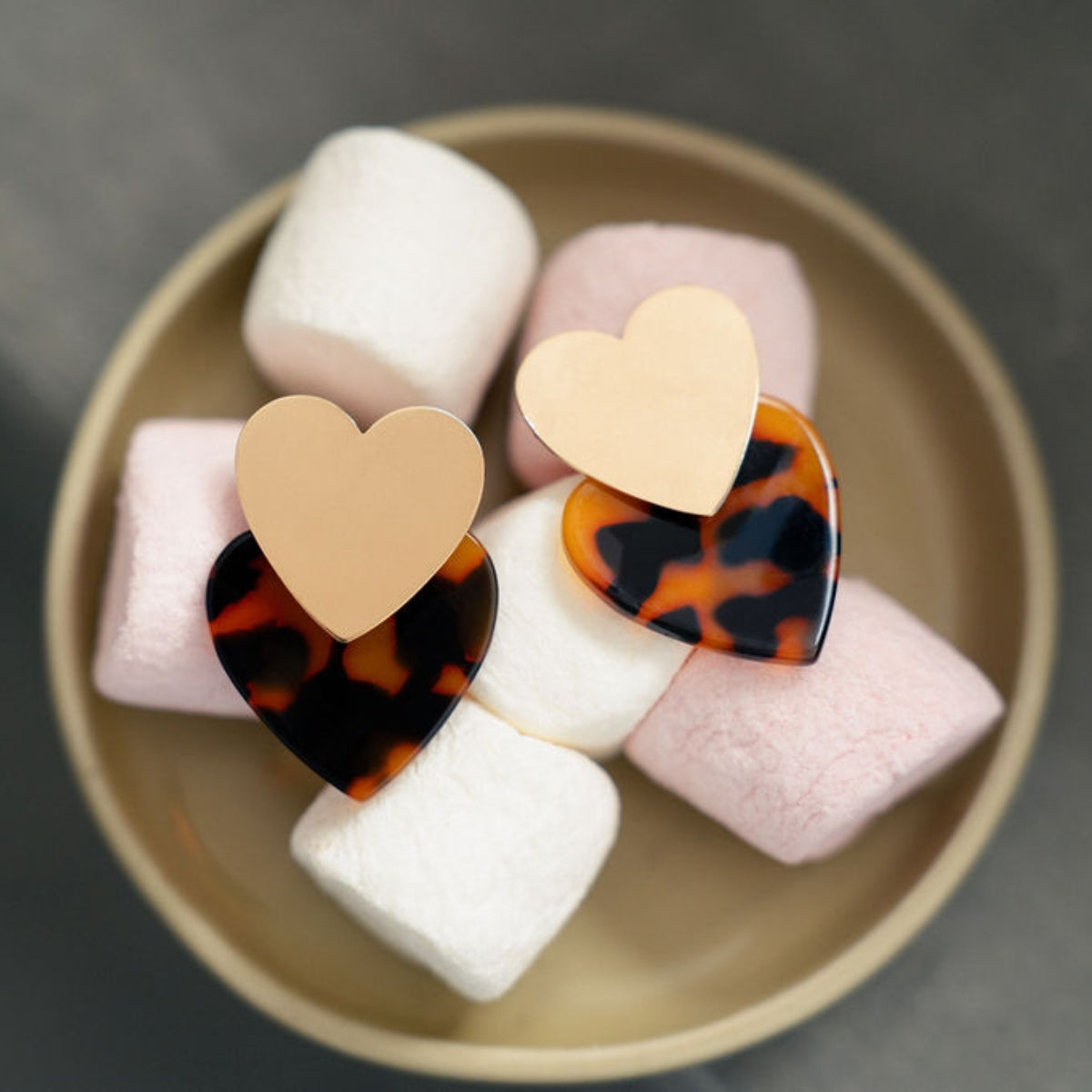 Boucles d'oreilles double cœur en métal et résine