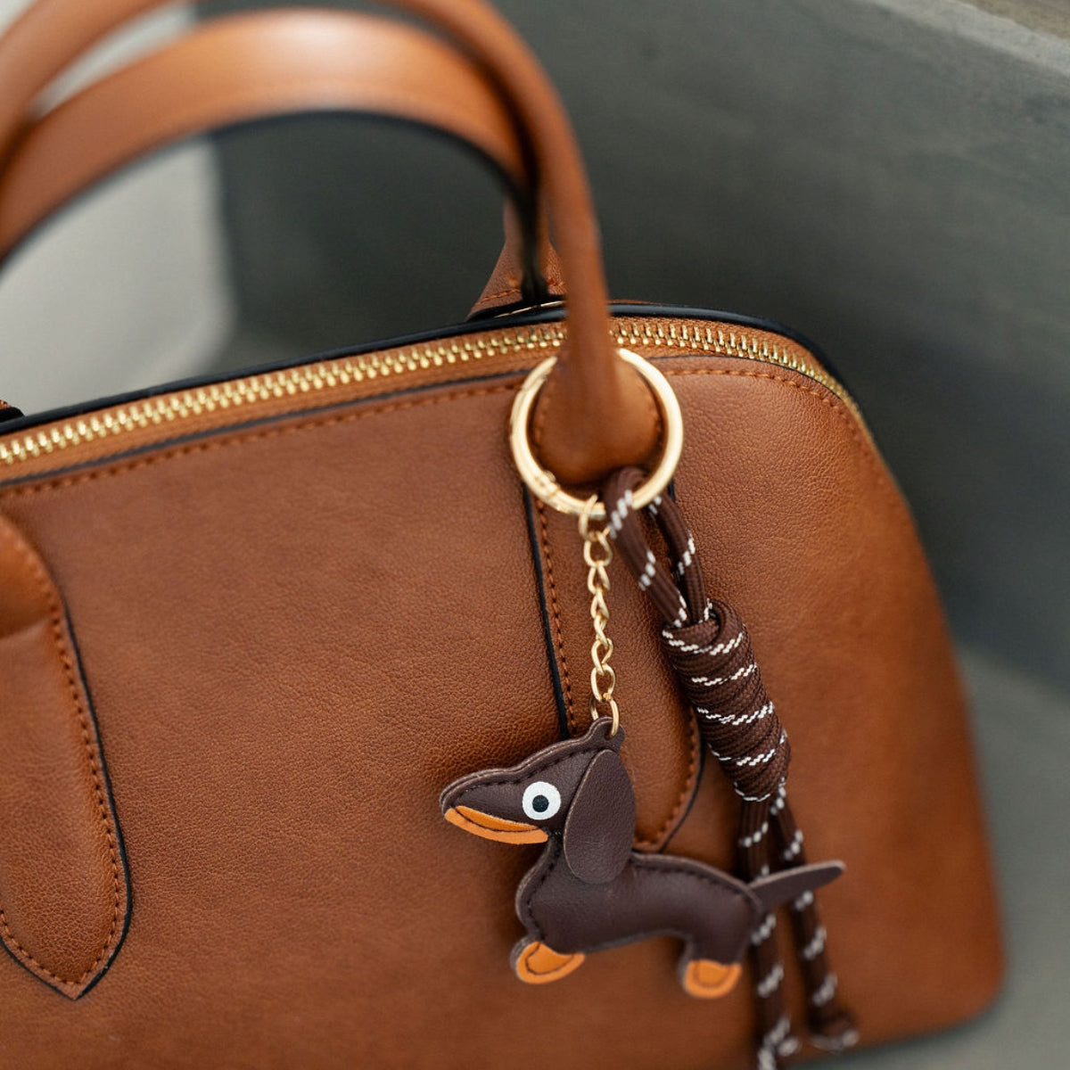 Sac porté main marron avec grigri teckel