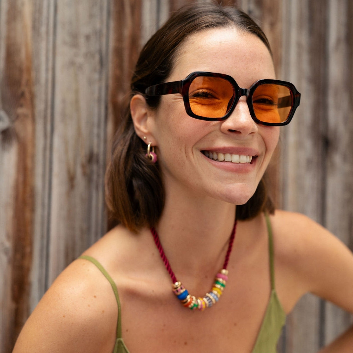 Lunettes de soleil marron écailles forme carrée