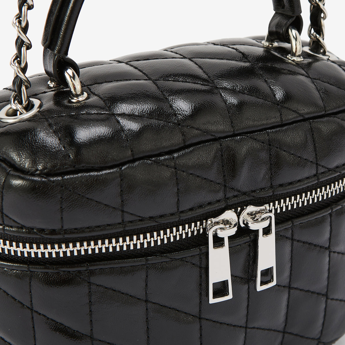 Petit sac noir matelassé avec chaîne