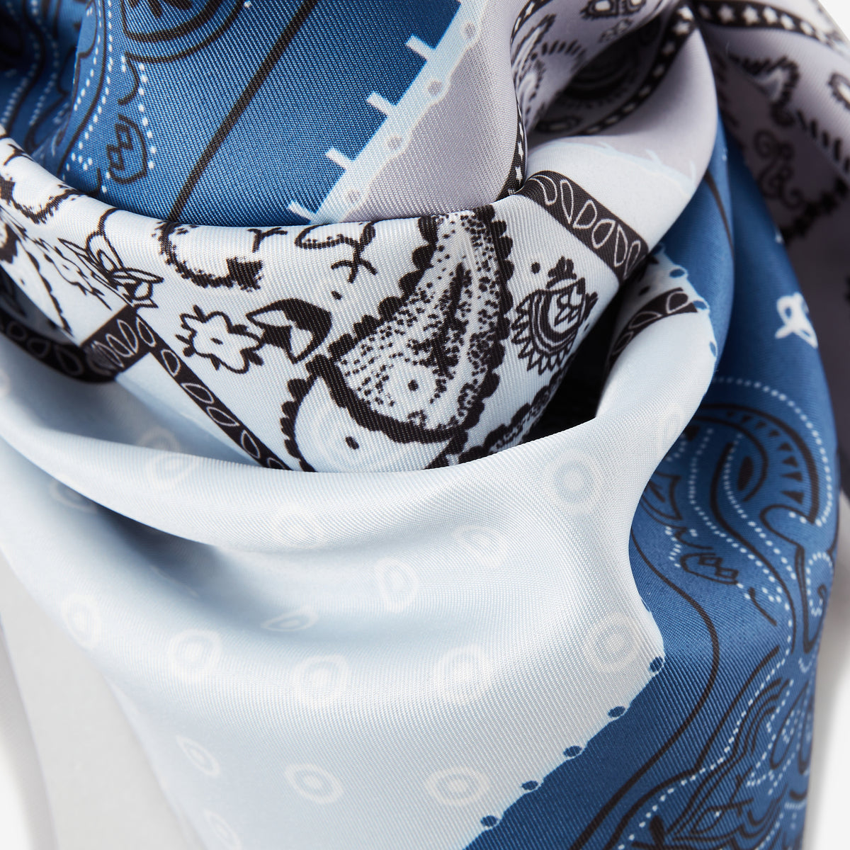 Foulard carré patchwork à motif bandana bleu