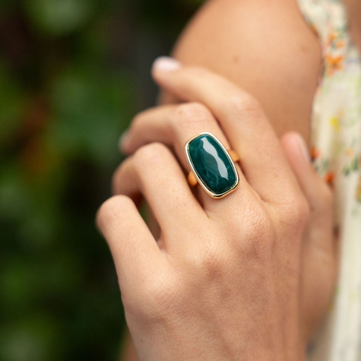 Bague avec pierre en résine verte rectangulaire