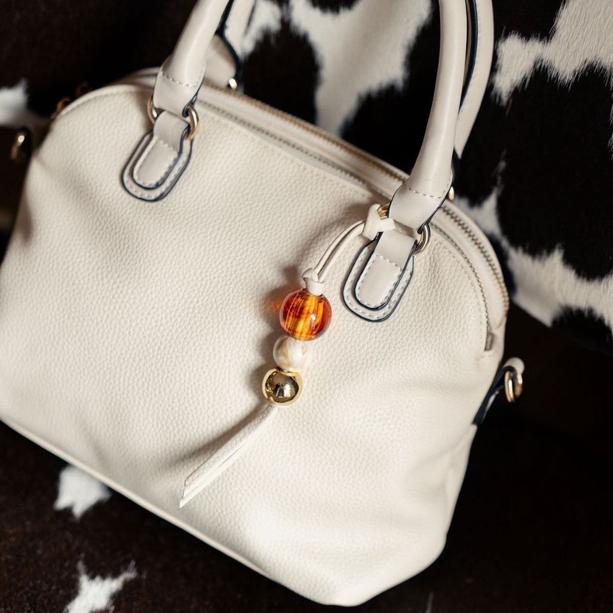 Petit sac porté main ivoire avec grigri de perles