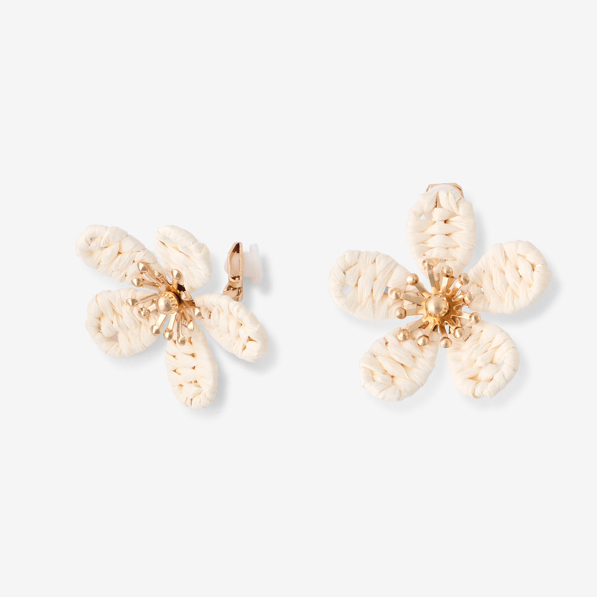 Boucles d'oreilles clips - fleurs en raphia ivoire