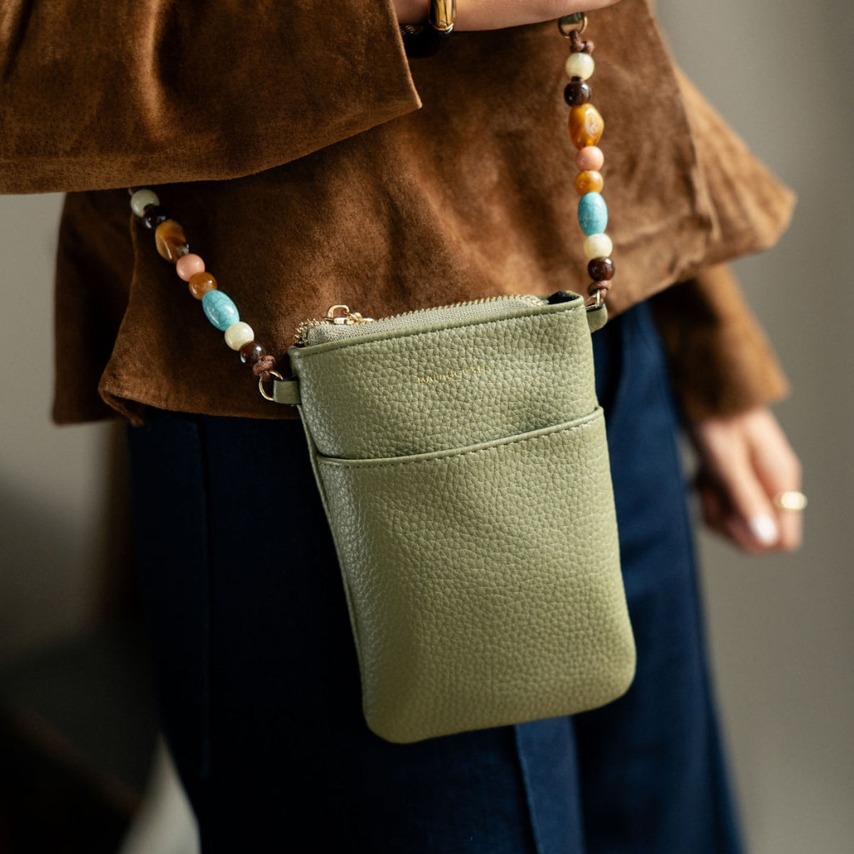 Pochette de téléphone kaki avec bandoulière perlée