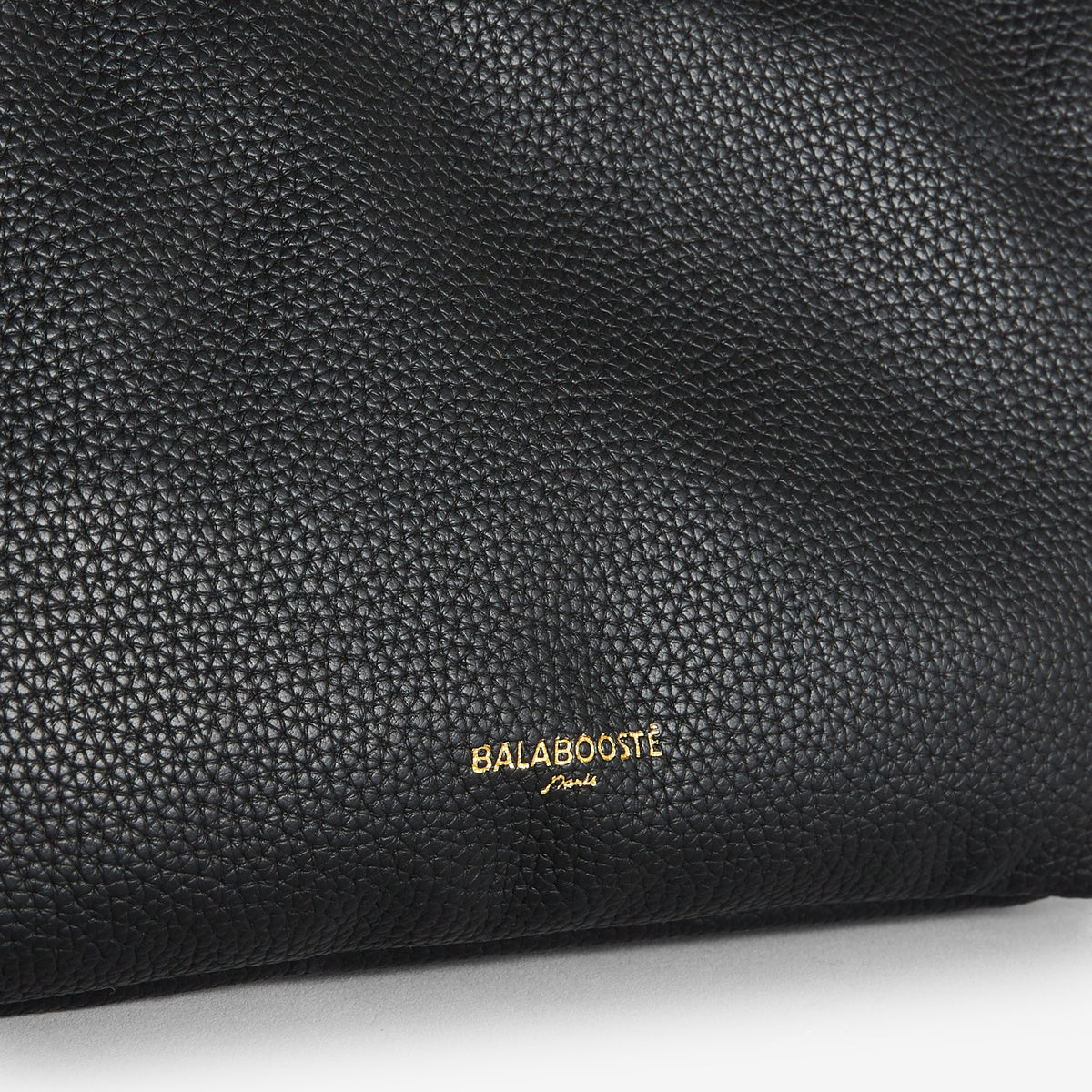 Pochette noire multi‑poches avec bandoulière motif géométrique