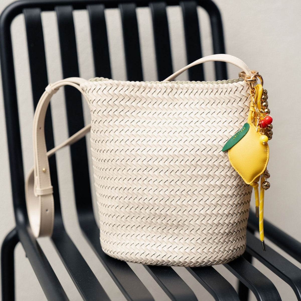 Sac seau tressé écru