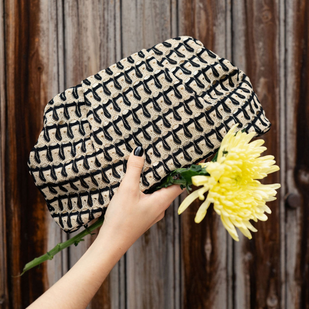 Minaudière en textile noir et beige