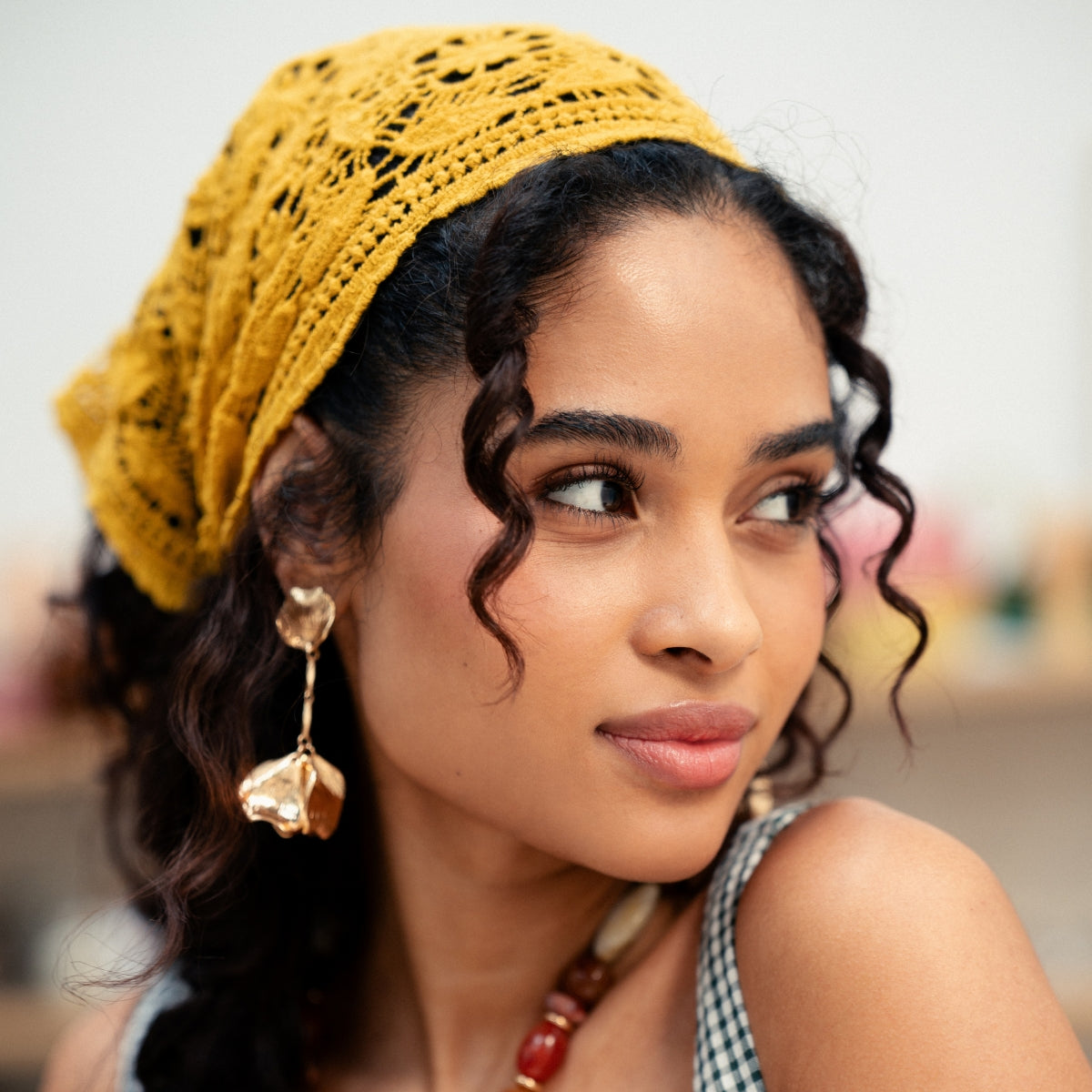 Foulard triangle en dentelle jaune
