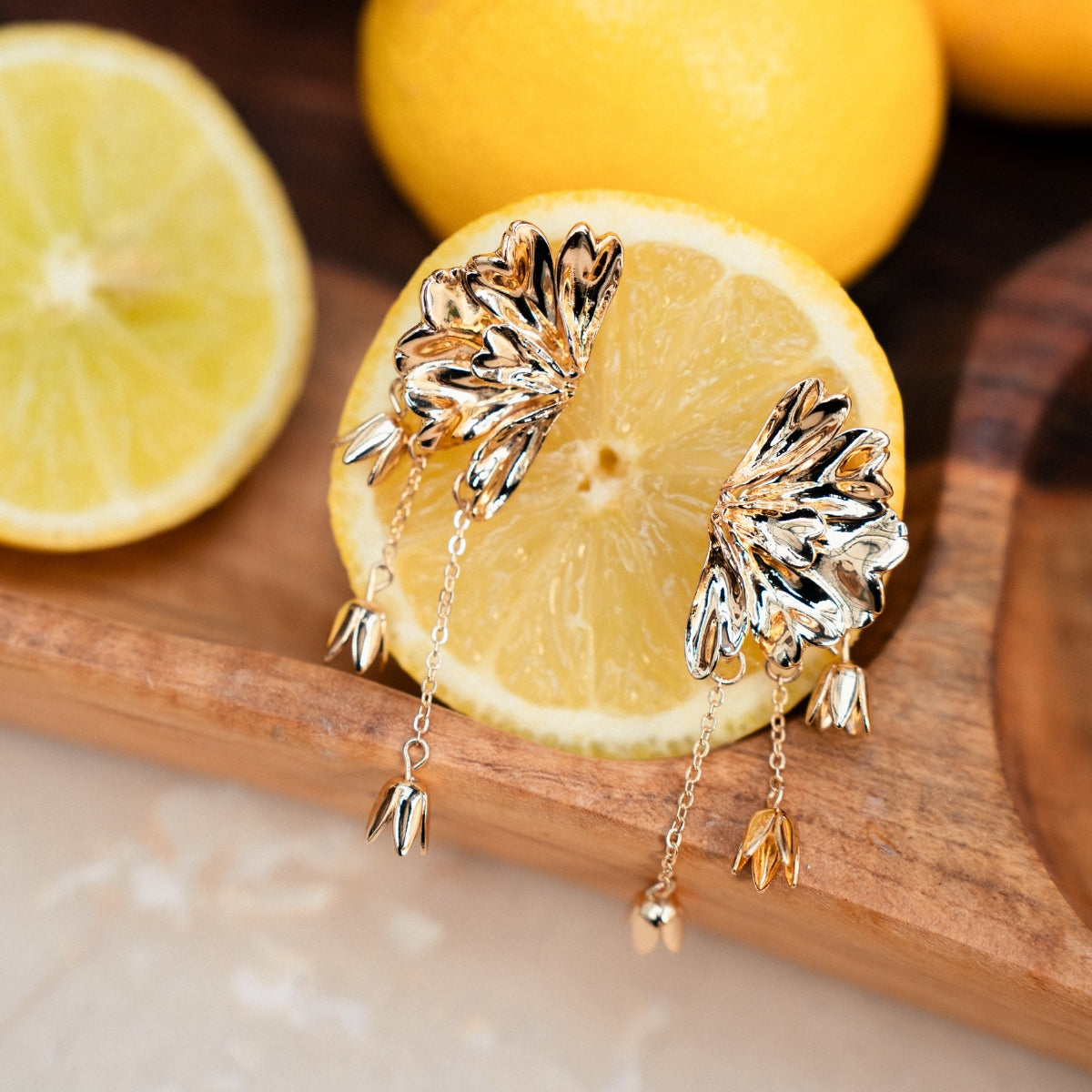 Longues boucles d'oreilles demi fleur chaine dorées