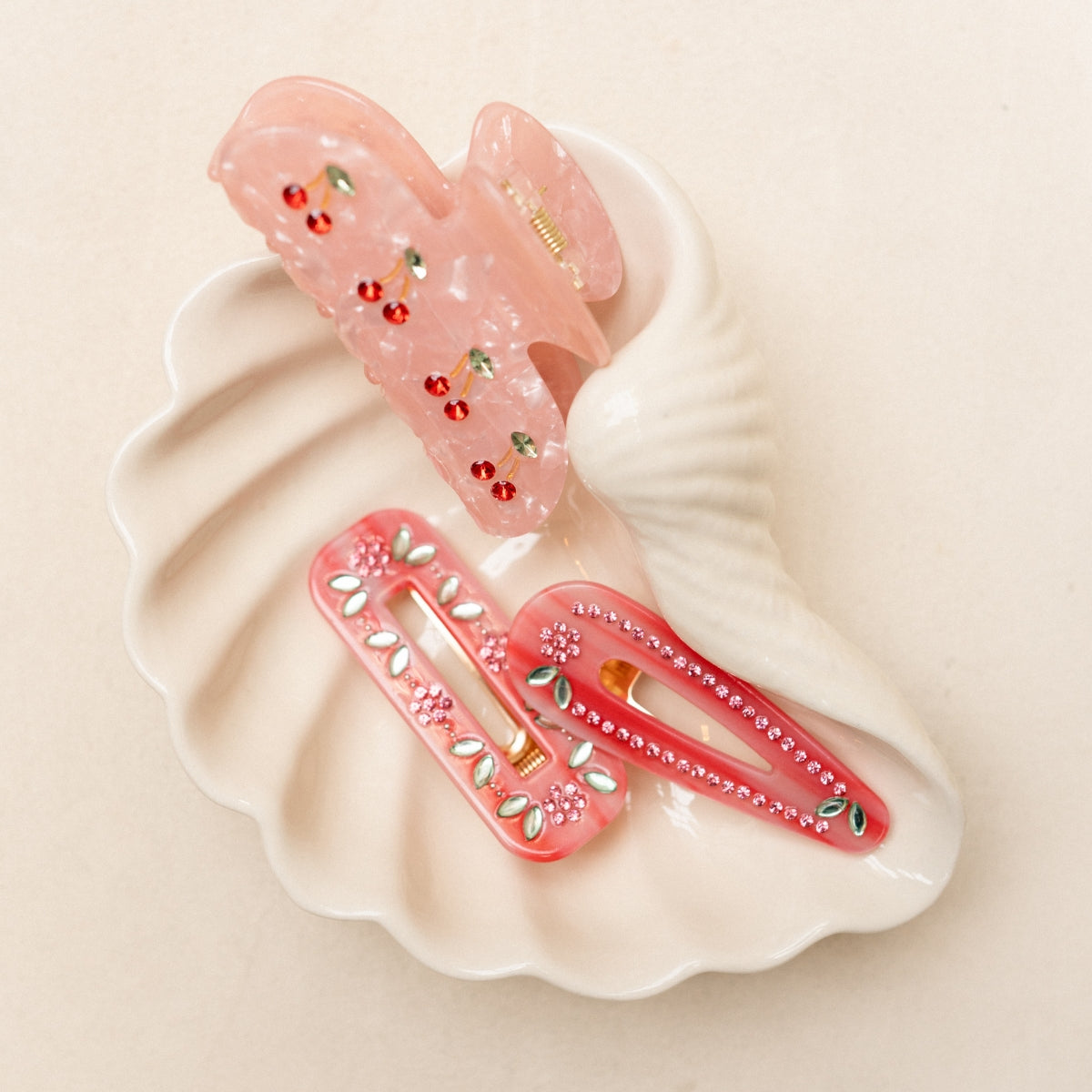 Pince à cheveux rose motif cerises
