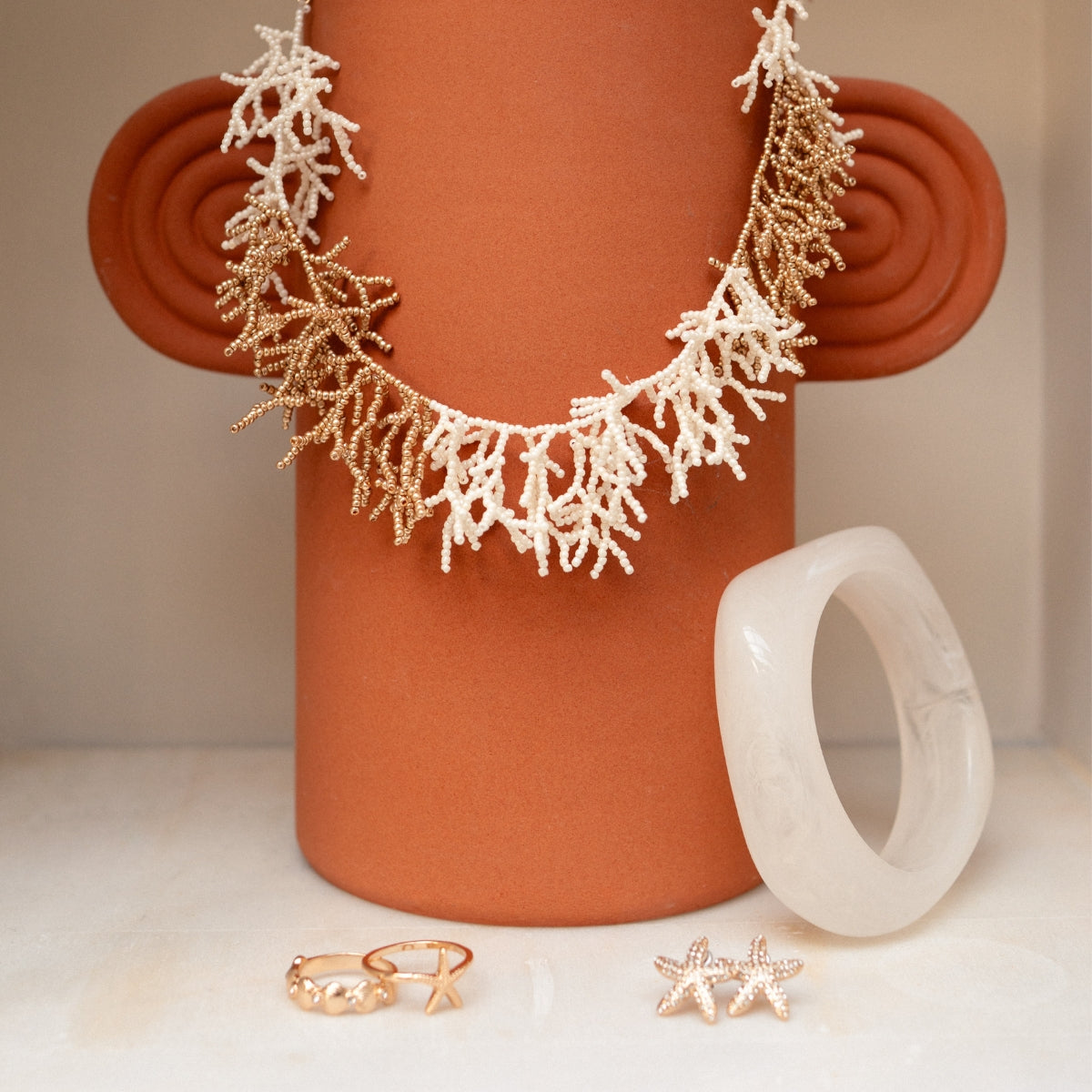 Collier corail perles de rocaille blanc et doré