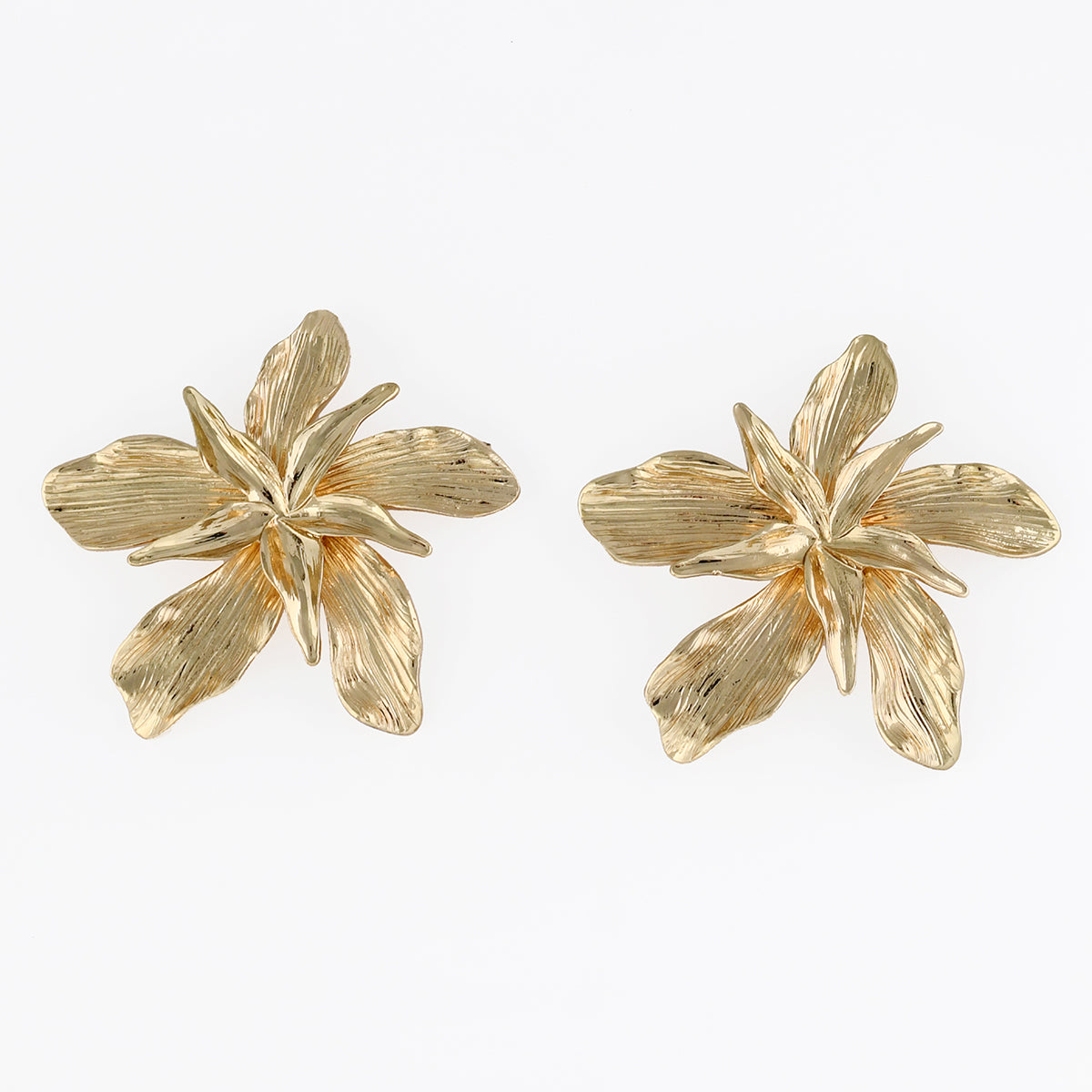 Grandes boucles d’oreilles fleurs texturées dorées