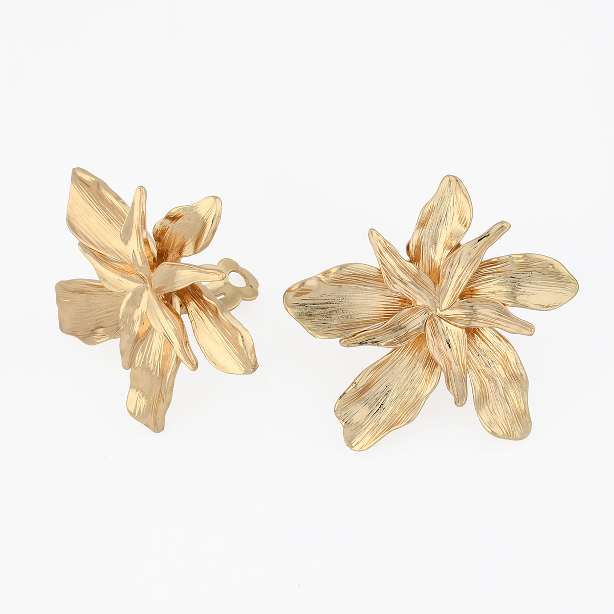 Boucles d’oreilles à clips - fleurs texturées dorées