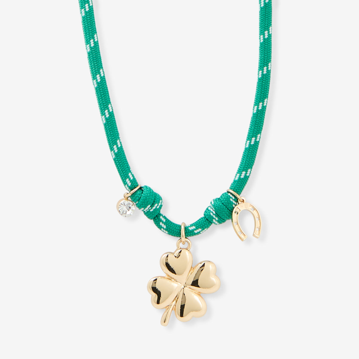 Collier cordons vert à charms trèfle