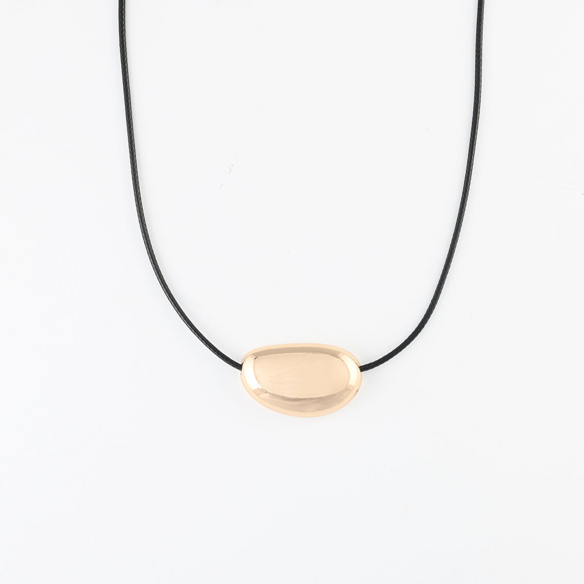 Collier cordon pendentif galet en métal doré