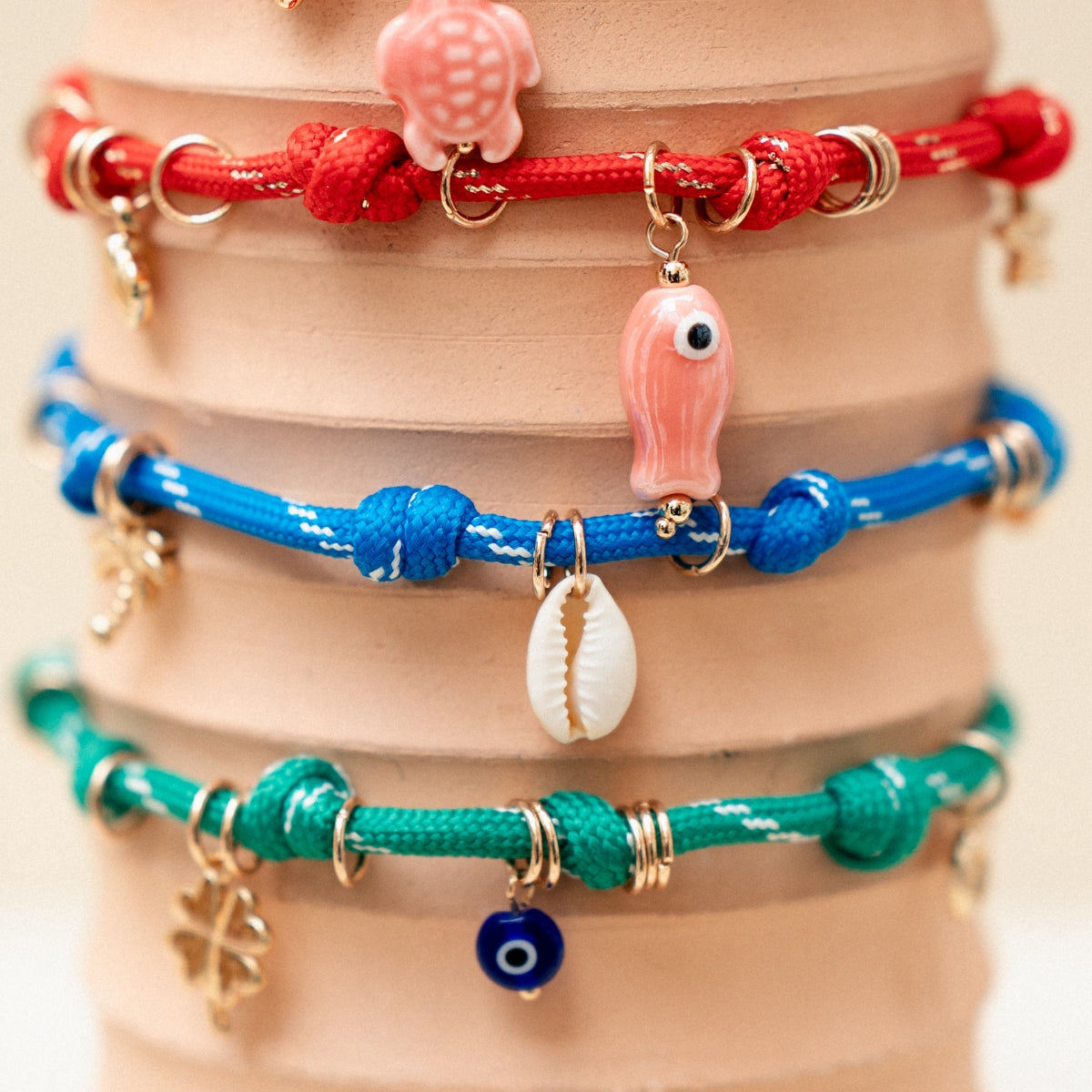 Bracelet corde vert à charms trèfle et œil