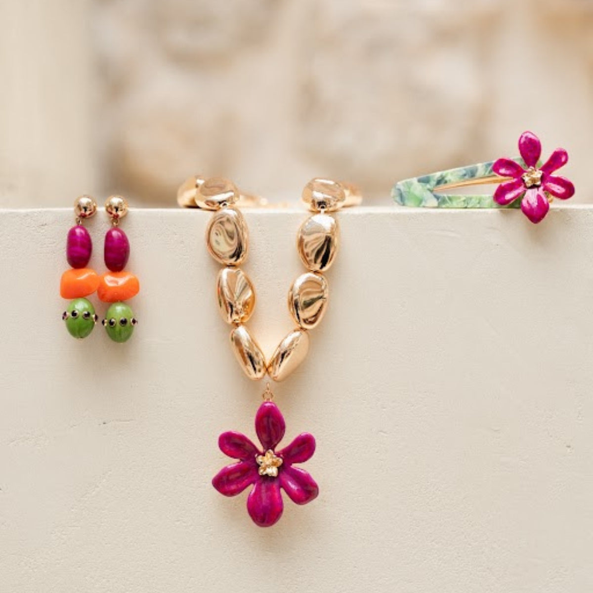 Collier perles dorées pendentif fleur rose fuchsia