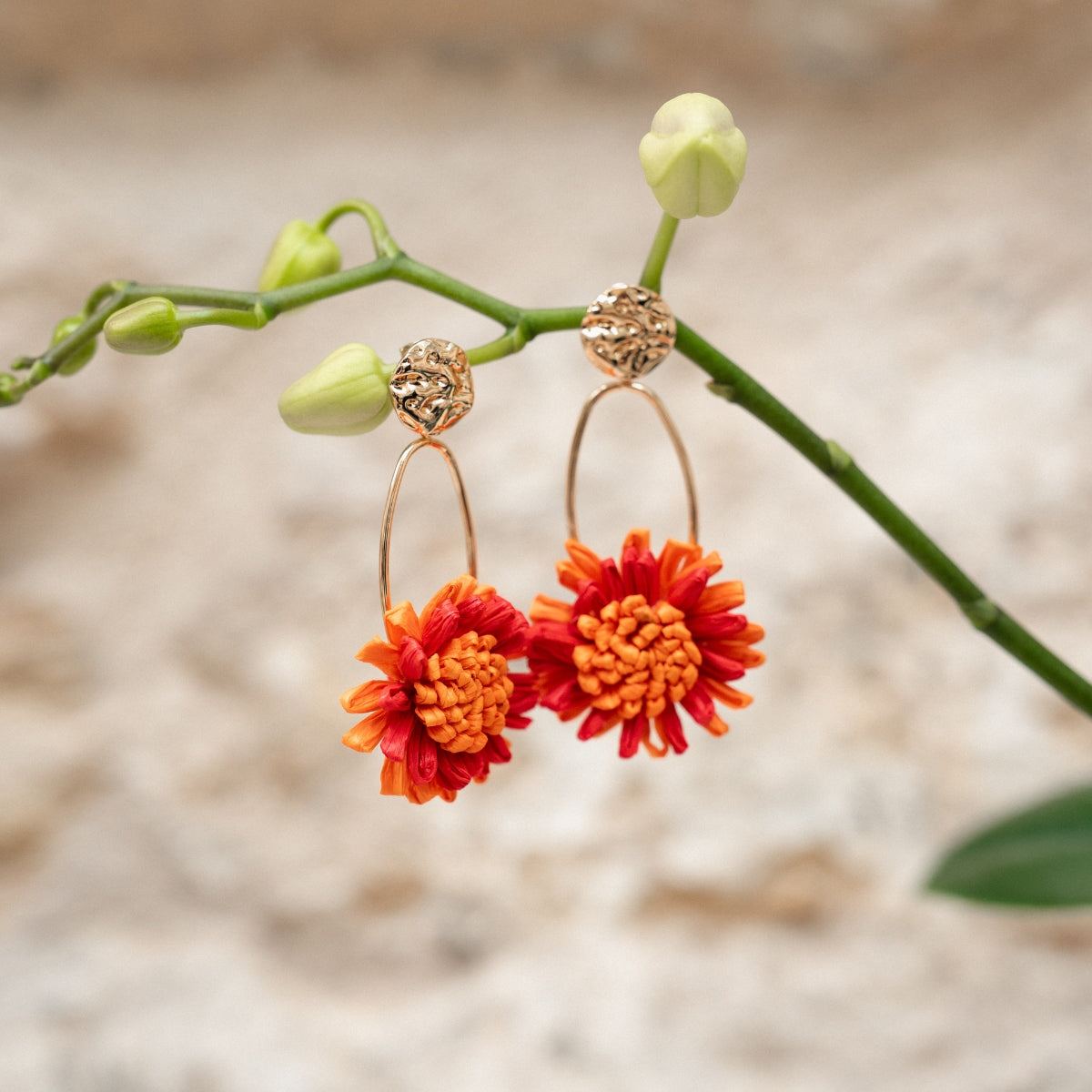 Boucles d'oreilles fleur en raphia rouge et orange