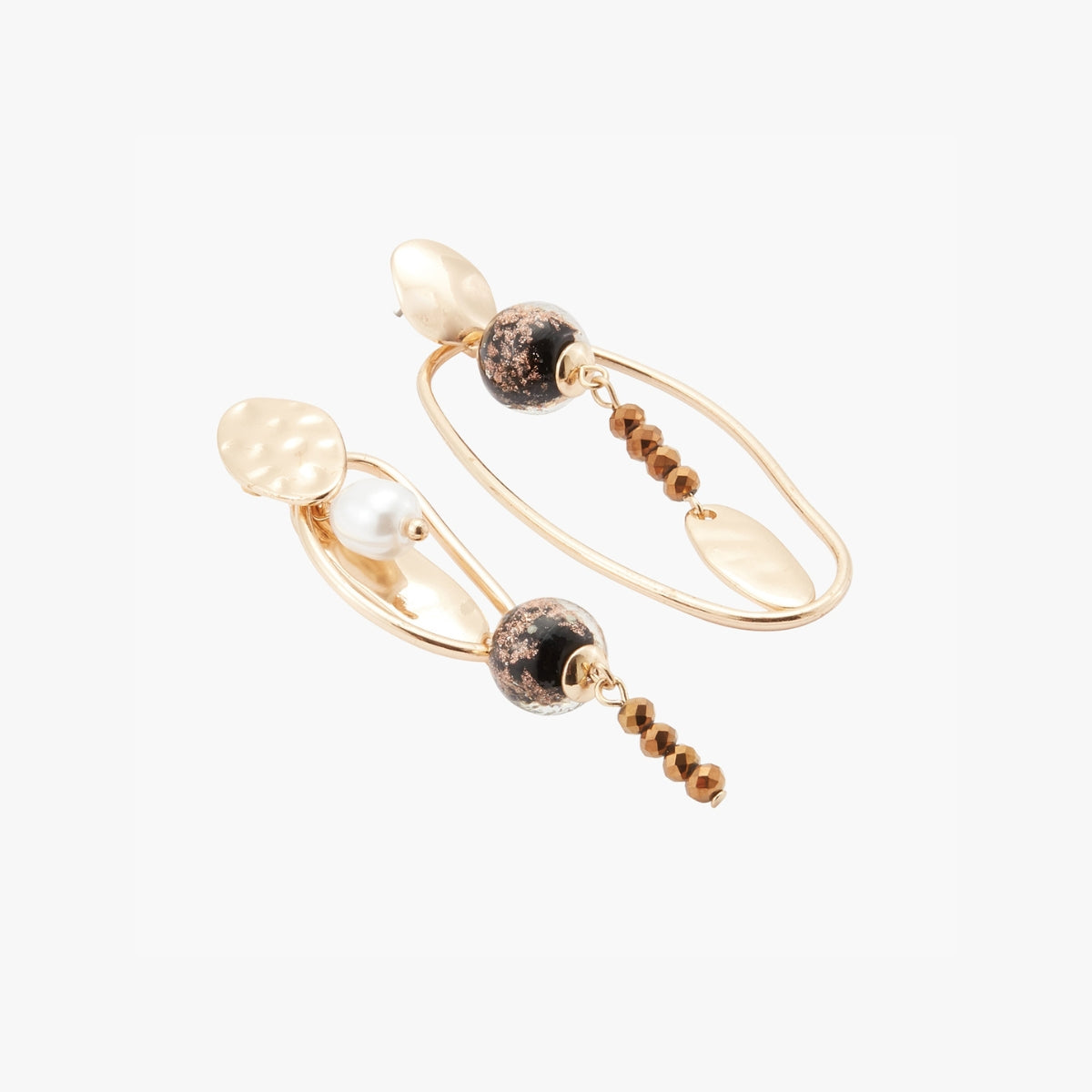 Boucles d'oreilles asymétriques noires et dorées