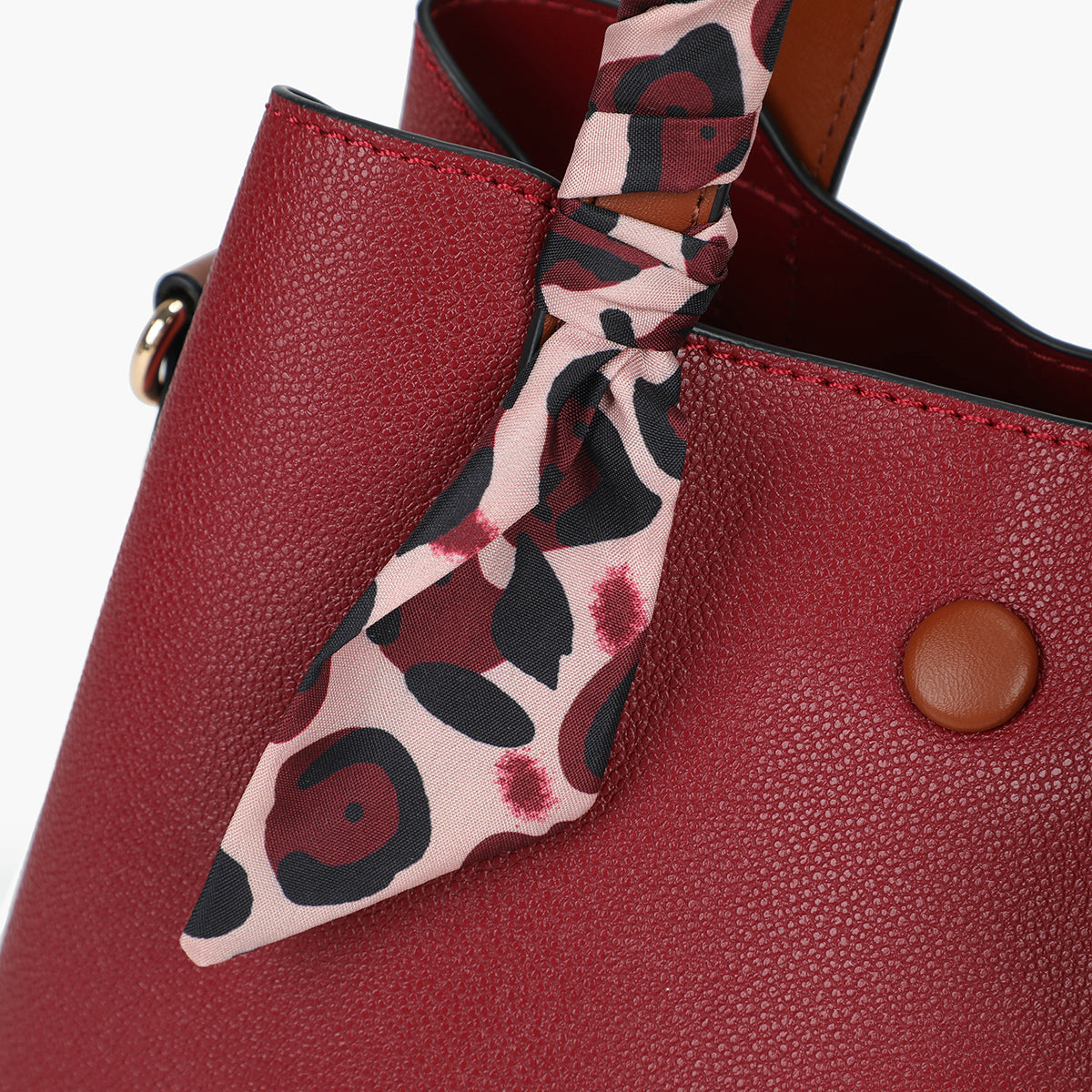 Petit sac à main bordeaux effet grainé avec foulard