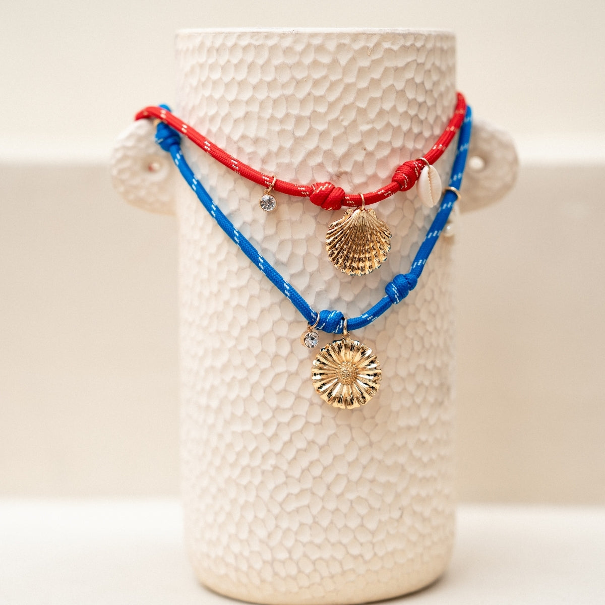 Collier cordons rouge à charms coquillage