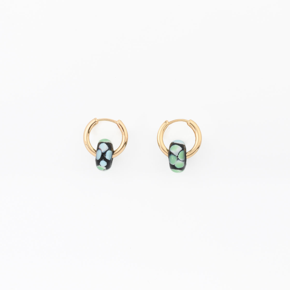 Petites créoles boule en verre bleues
