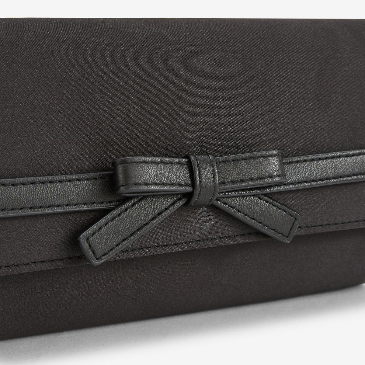 Pochette noire bi matière avec nœud décoratif