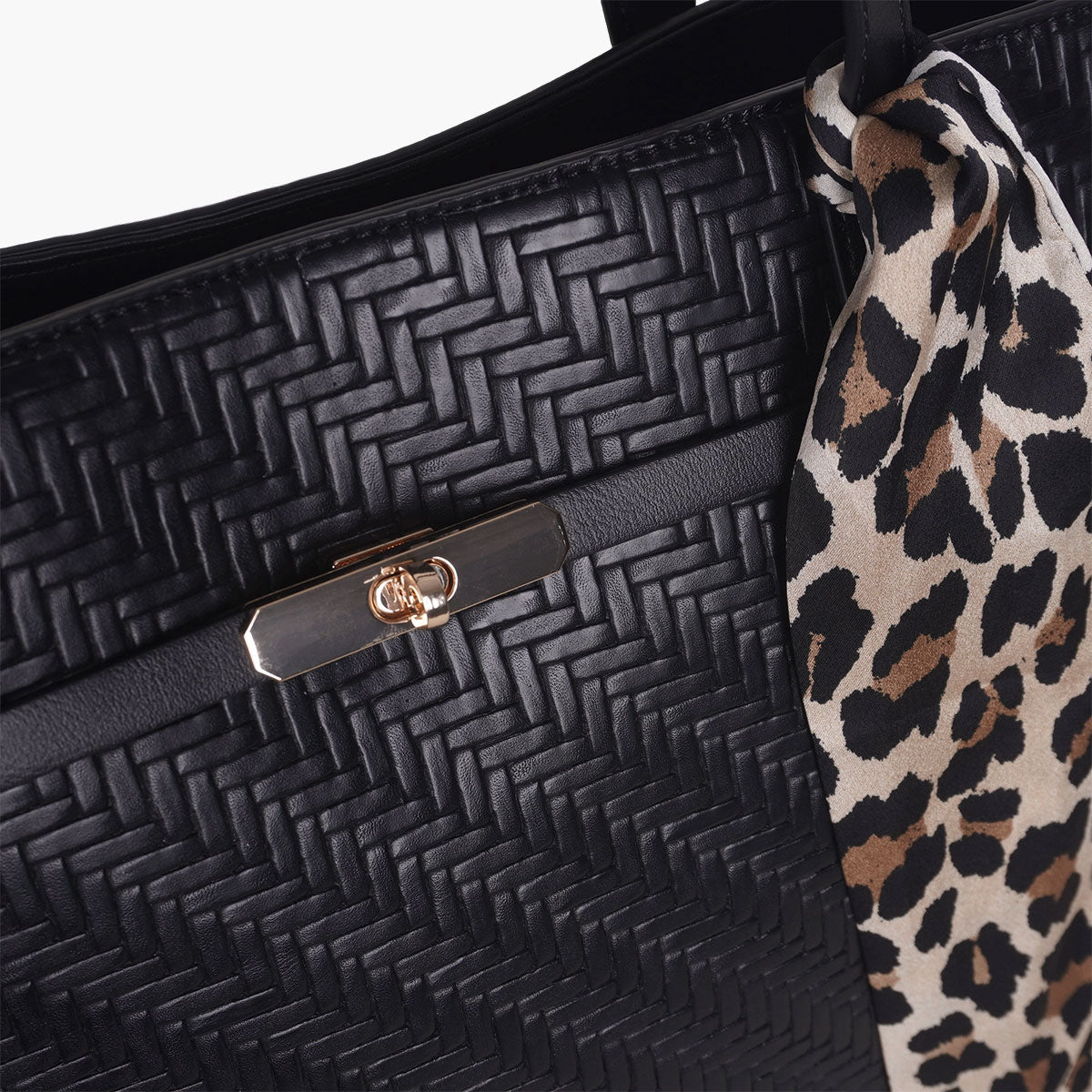 Sac cabas effet tressé noir et foulard léopard