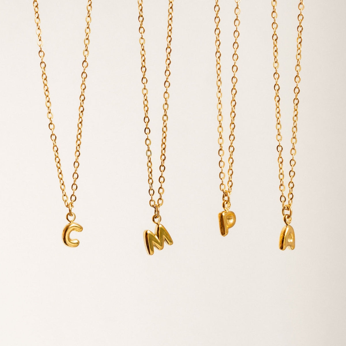 Collier à pendentif lettre M acier inoxydable