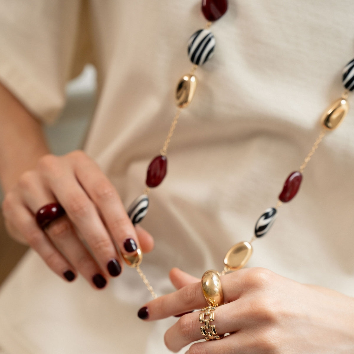 Sautoir à perles motif zèbre et bordeaux