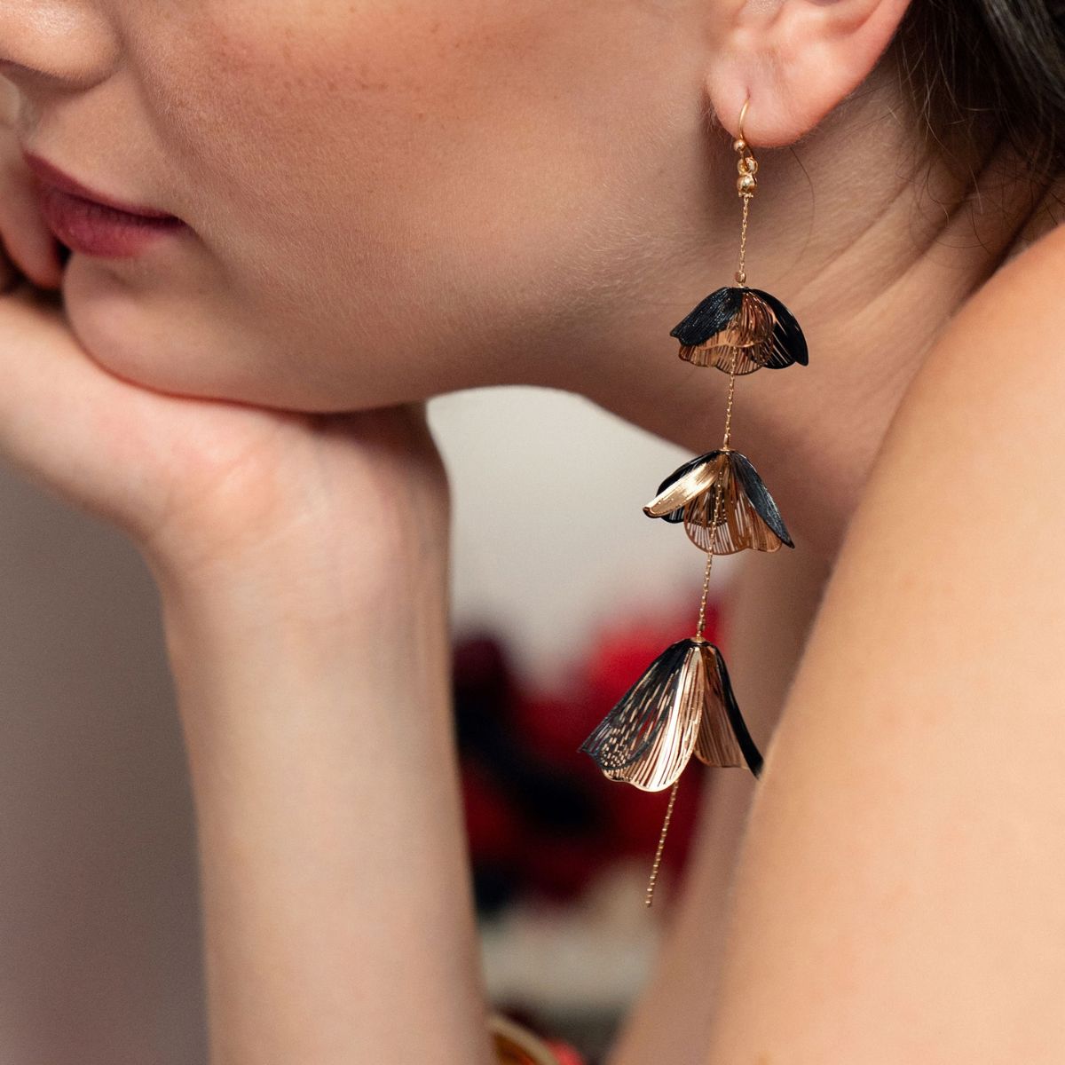 Boucles d'oreilles longues pétales en filigrane noir et doré