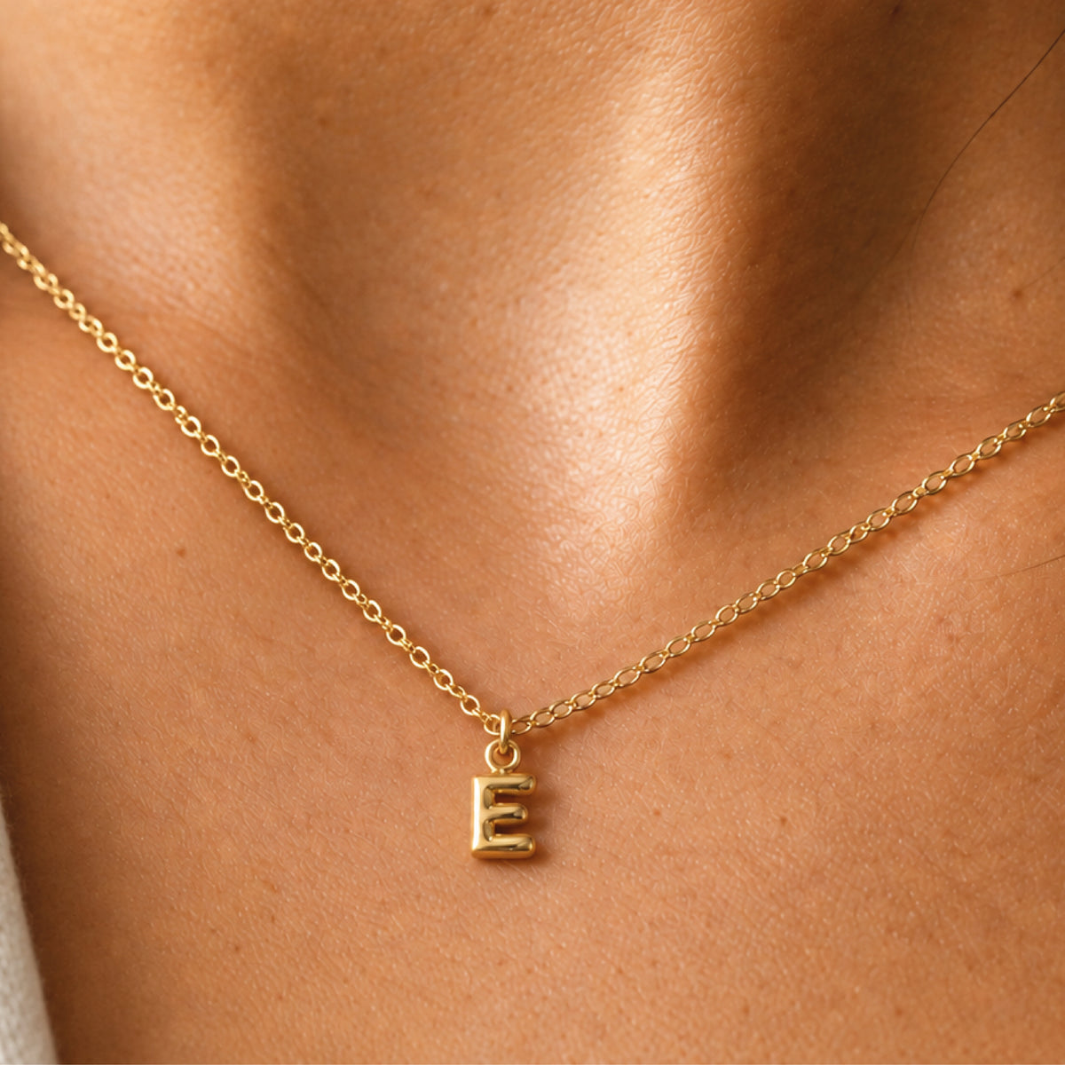Collier à pendentif lettre E acier inoxydable