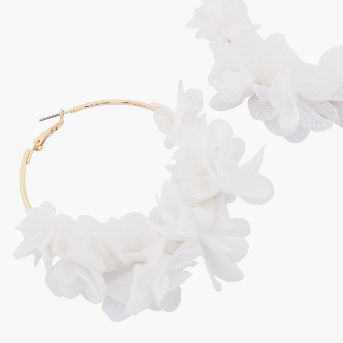 Créoles à fleurs blanches