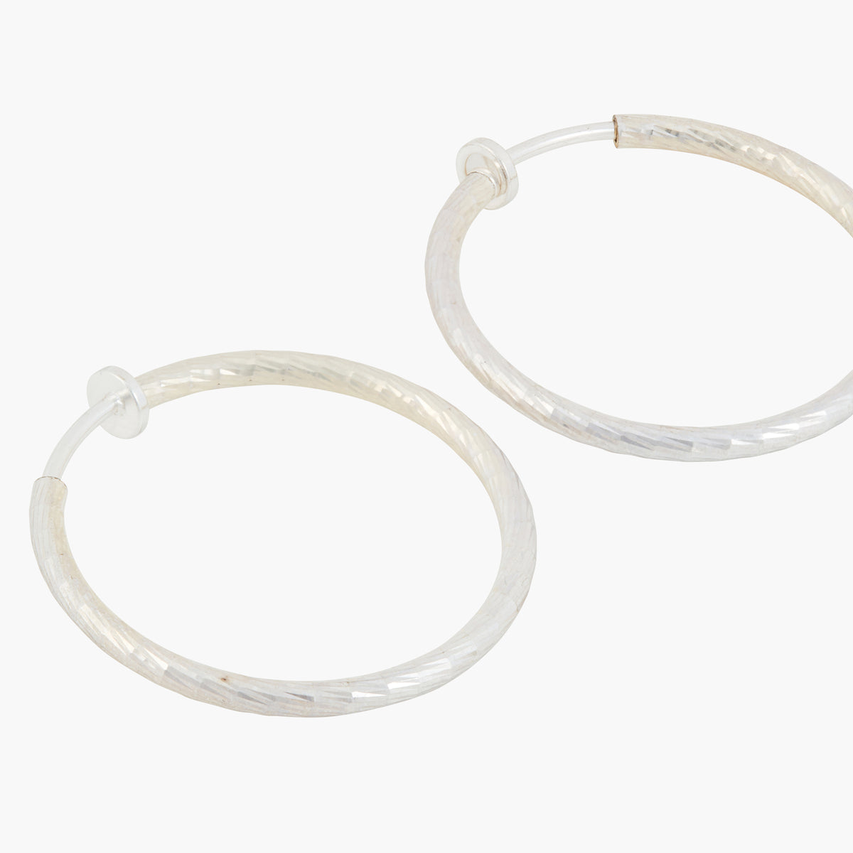Créoles piston ciselées argentées 40 mm