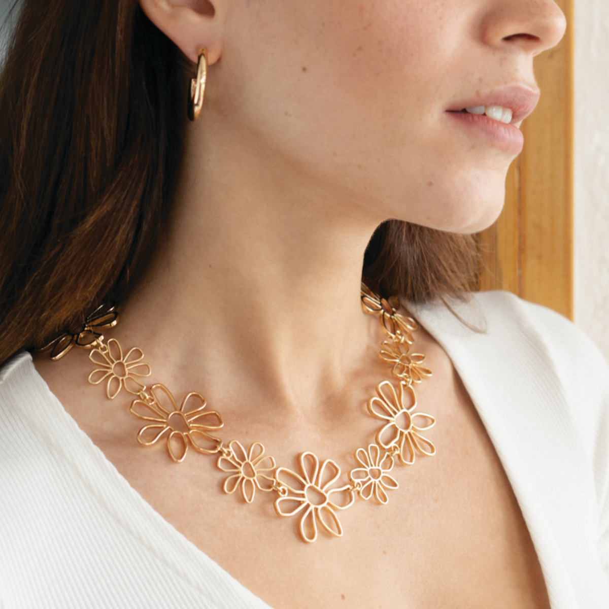 Collier plastron à fleurs filaires dorées