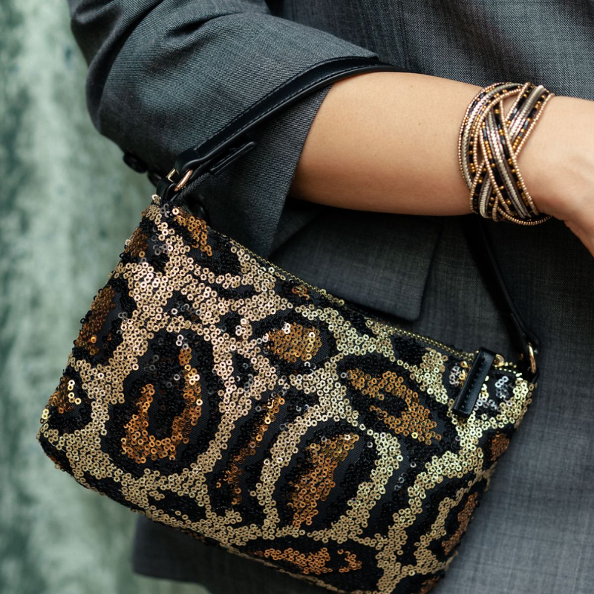 Manchette perles de rocailles noires et dorées