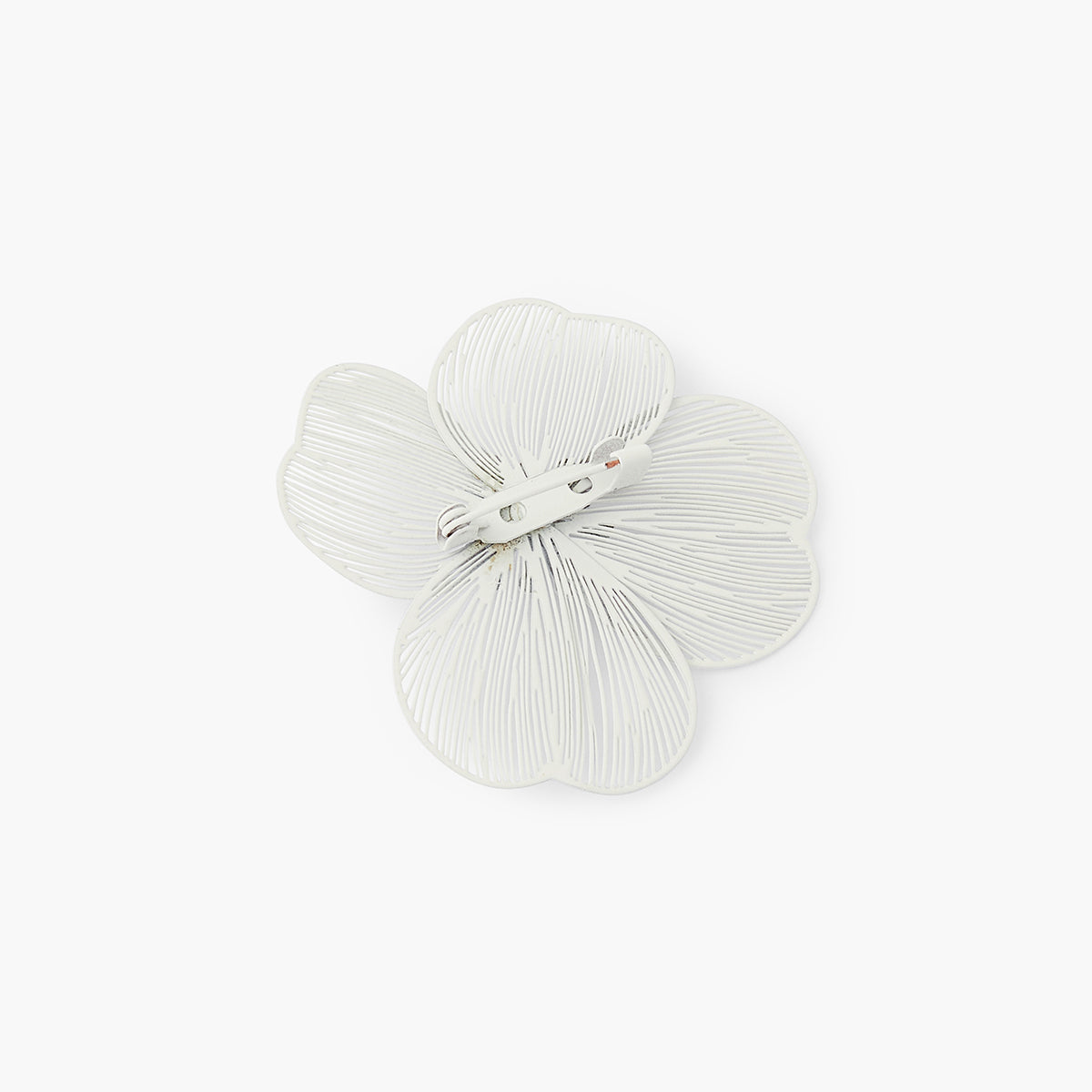 Broche fleur blanche en filigrane