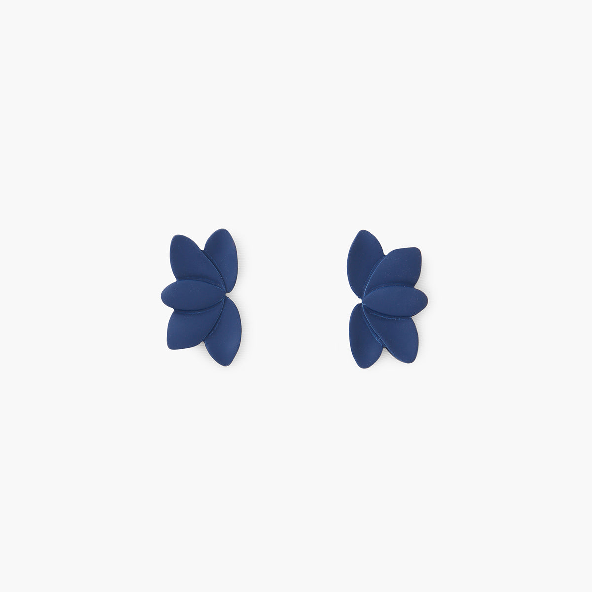 Boucles d'oreilles demi fleur bleue