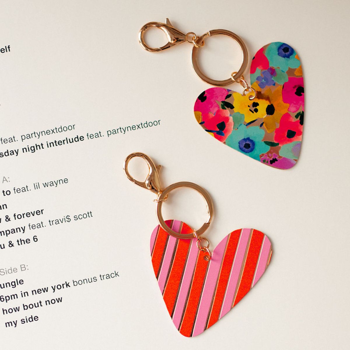 Porte-clés cœur imprimé fleurs multicolores