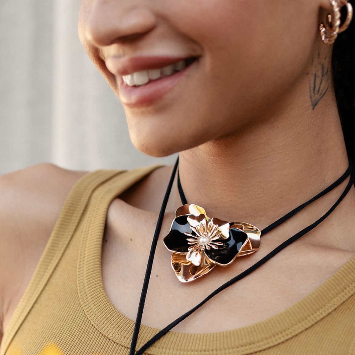 Collier cordon grosse fleur doré et noir