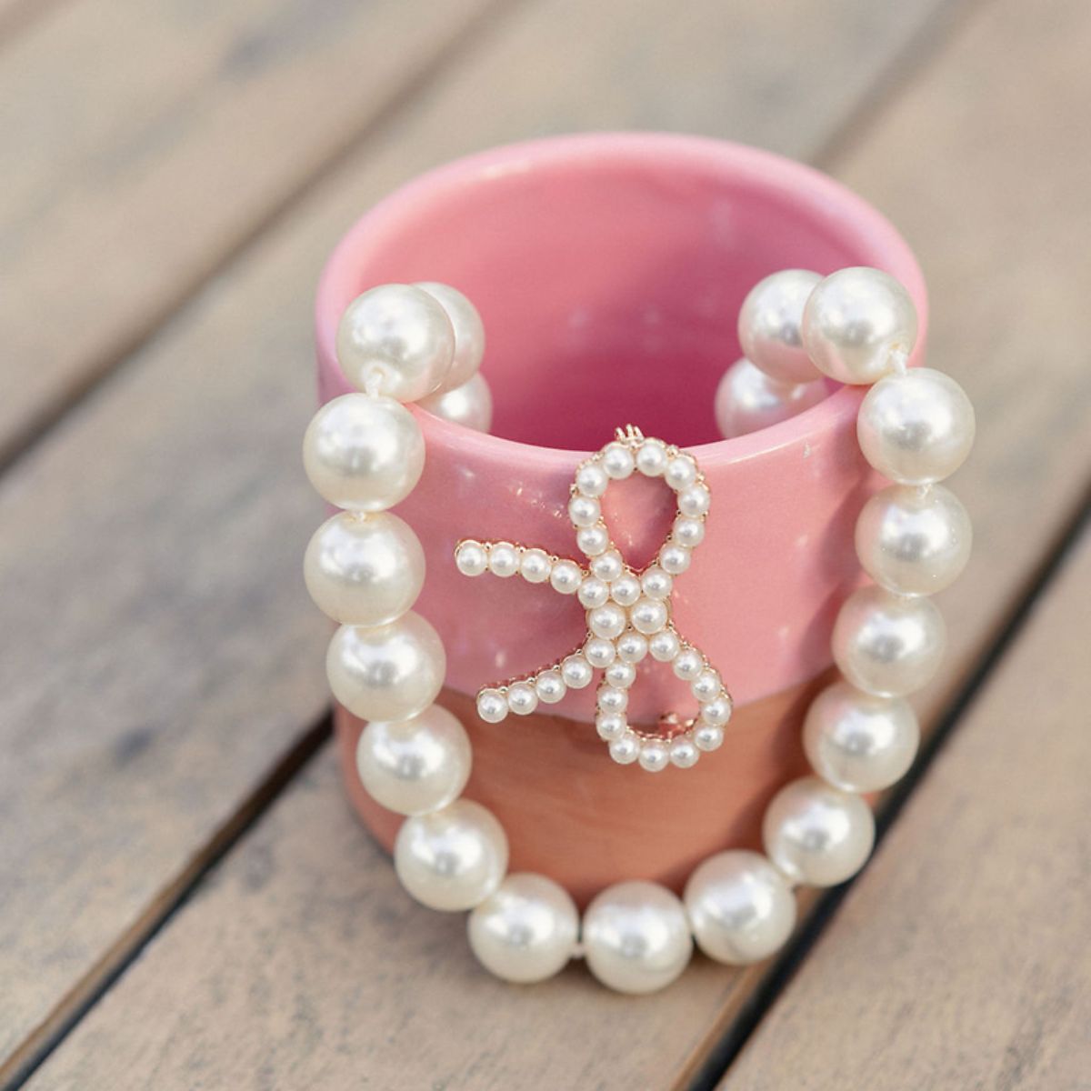Broche nœud ornée de perles
