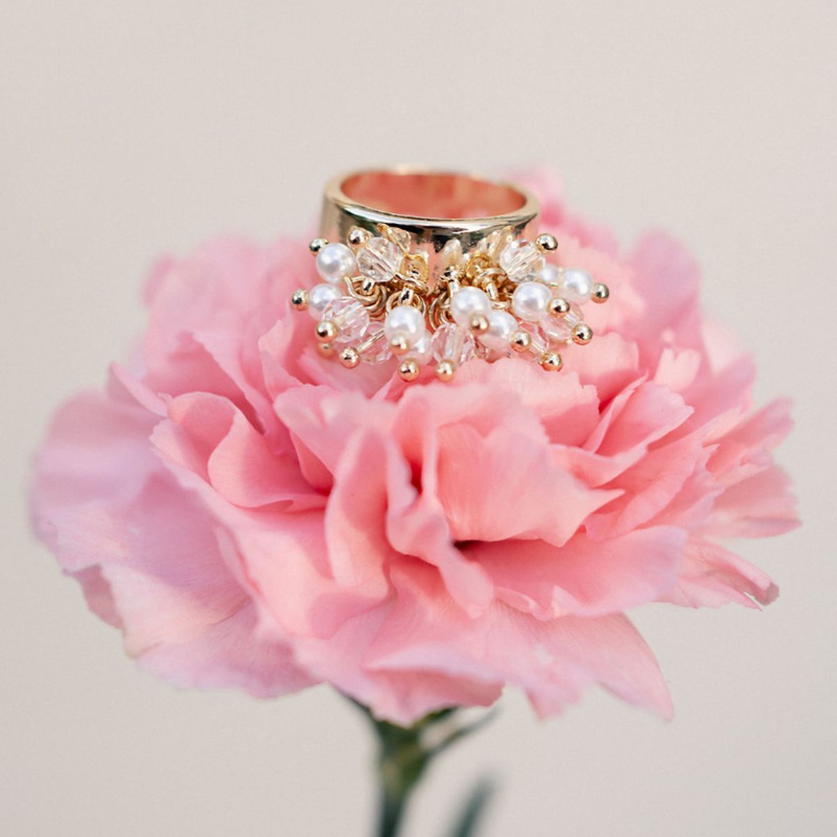 Bague épaisse avec pompons en perles et facettes