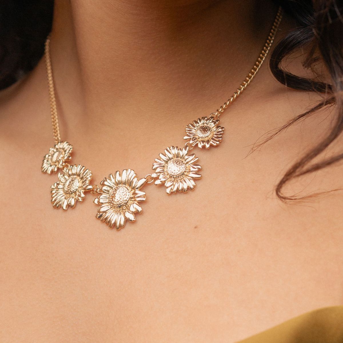 Collier plastron fleur