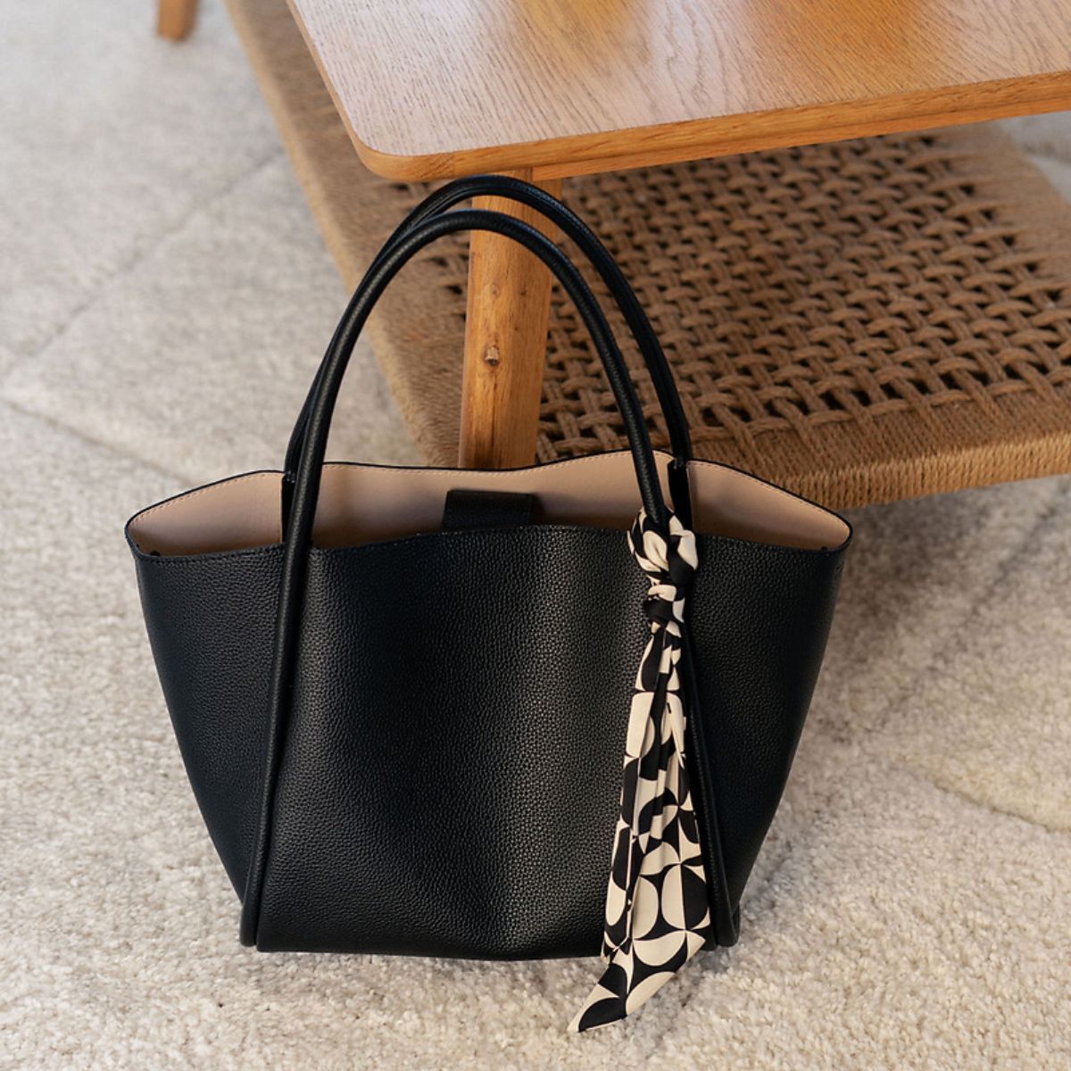 Cabas noir avec foulard