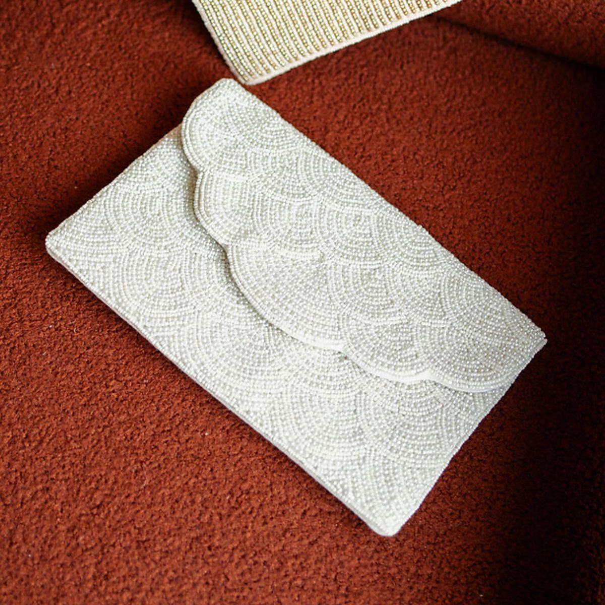 Pochette perlée blanche et dorée