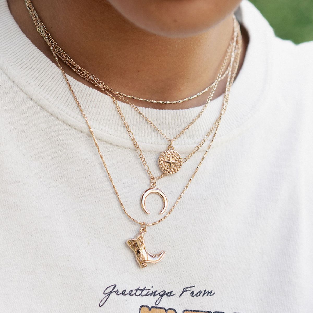 Collier multi rangs pendentifs médaille, lune et santiag